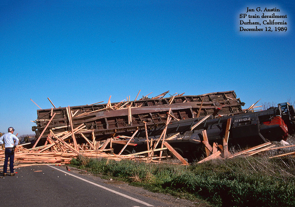 SP 7538 derailed - Durham, California - December 12, 1989